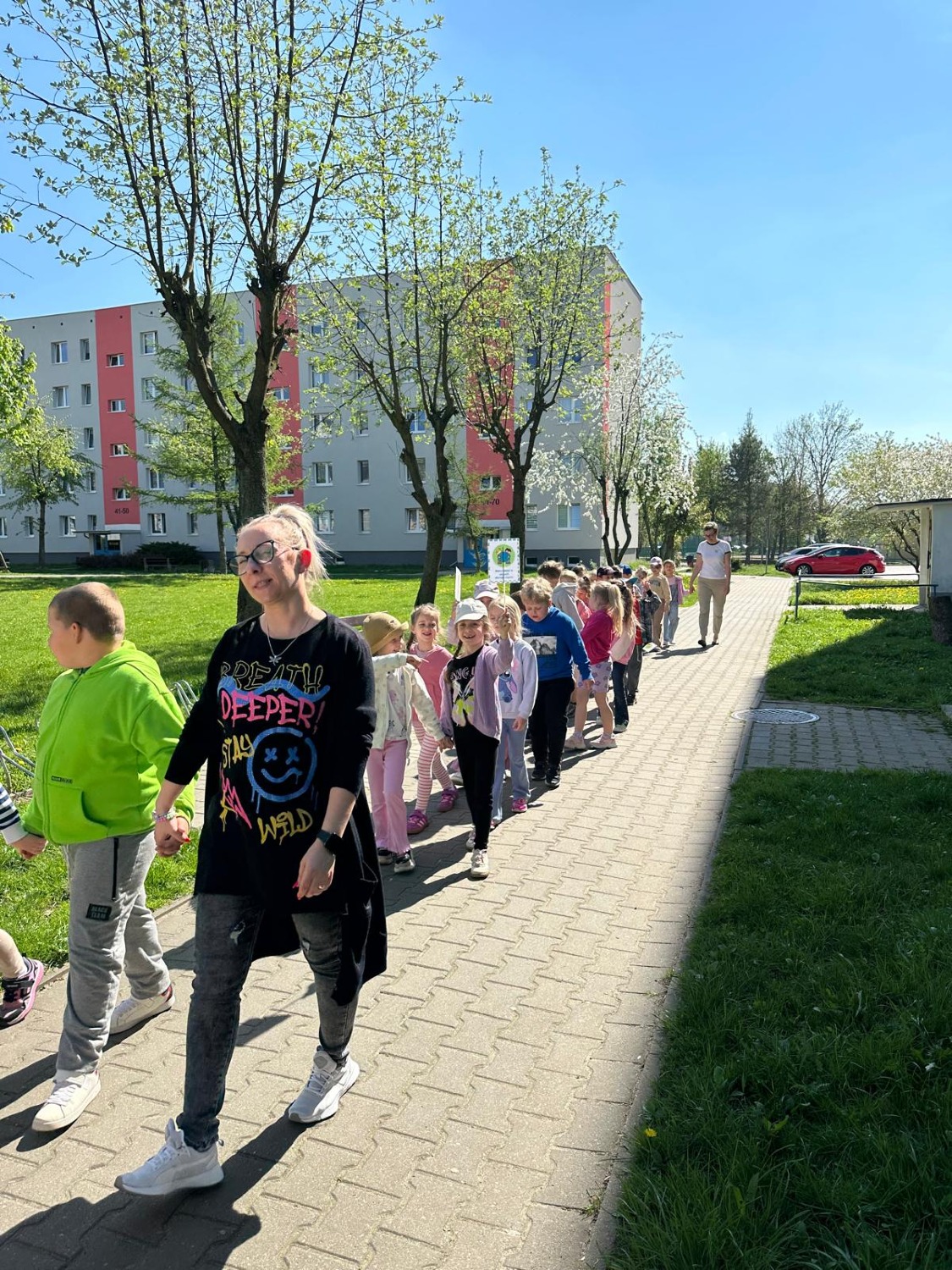 Ekologiczny przemarsz przedszkolaków z okazji Dnia Ziemi